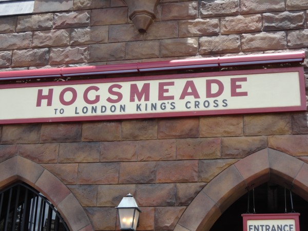 harry-potter-diagon-alley-hogsmeade-hogwarts-express-sign