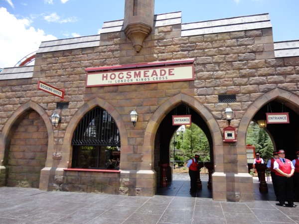 harry-potter-diagon-alley-hogwarts-express-hogsmeade-station