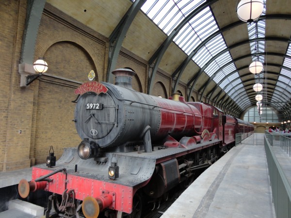 harry-potter-diagon-alley-hogwarts-express-train