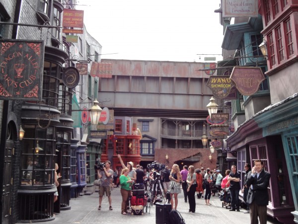 harry-potter-diagon-alley-opposite-view