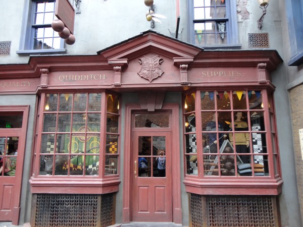 harry-potter-diagon-alley-quidditch-supplies-2