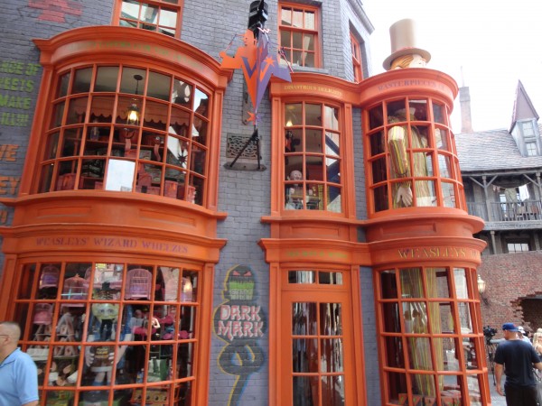 harry-potter-diagon-alley-weasley-store