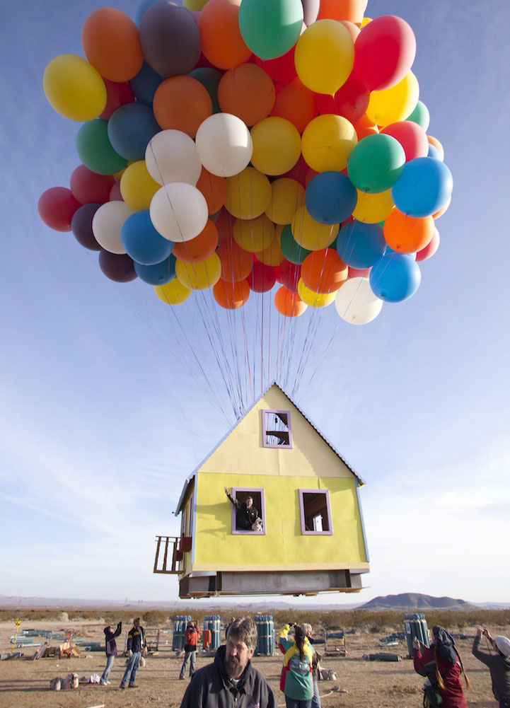 Hogar transformado en la casa de la película Up que vuela con globos.
