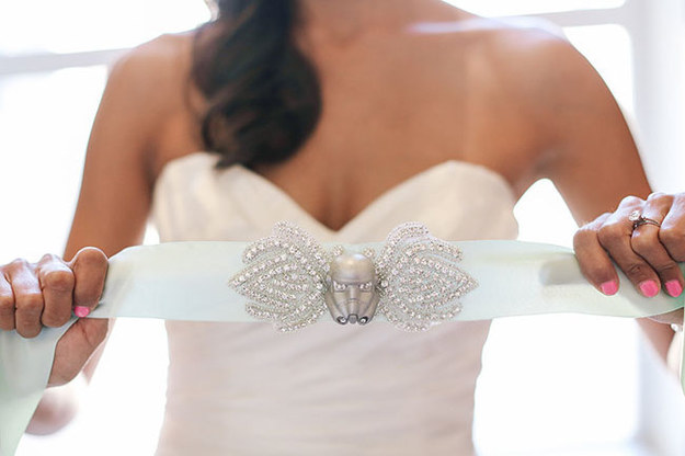 La novia llevó este cinturón de inspiración Stormtrooper a la recepción.