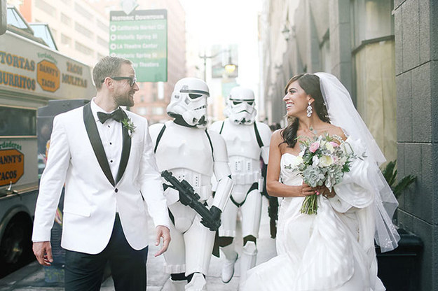 Así que la pareja tuvo escolta imperial de los Stormtroopers para su boda.
