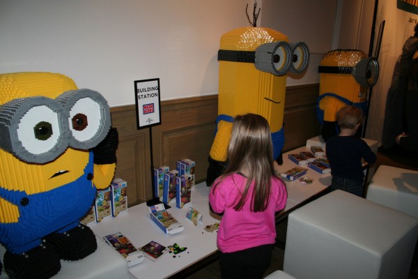 minions-building-station