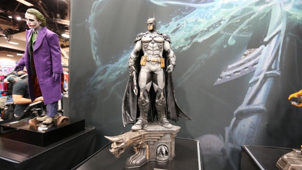 batman-hot-toys-sideshow-collectibles-booth-picture-comic-con (1)
