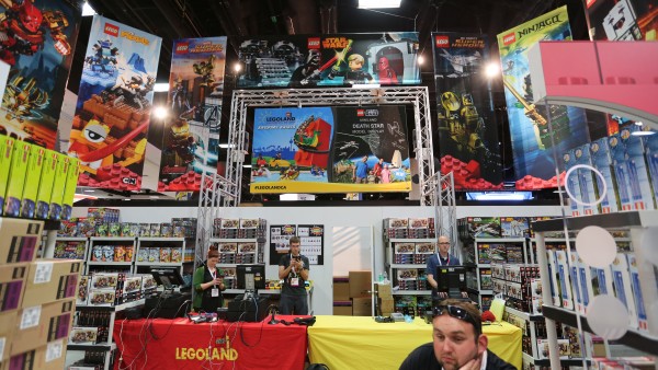 comic-con-2015-convention-floor-picture-image (55)