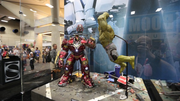hulkbuster-hot-toys-sideshow-collectibles-booth-picture-comic-con (1)