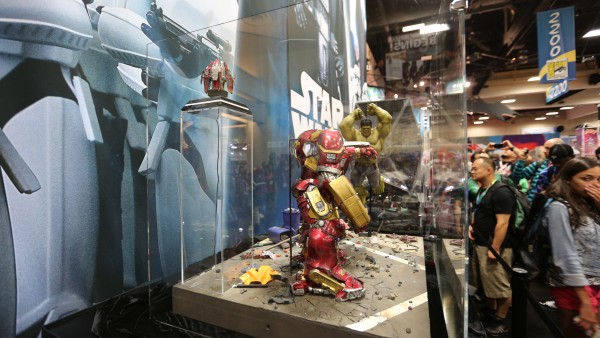 hulkbuster-hot-toys-sideshow-collectibles-booth-picture-comic-con (2)