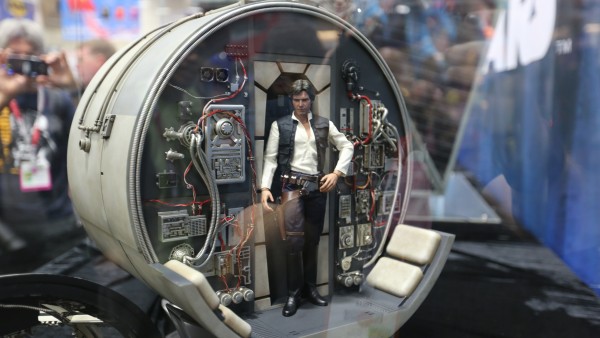 millennium-falcon-cockpit-hottoys-sideshow-picture (2)
