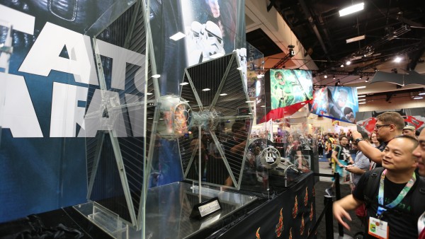 tie-fighter-hot-toys-sideshow-picture (1)