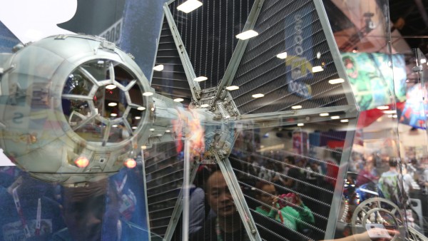 tie-fighter-hot-toys-sideshow-picture (5)