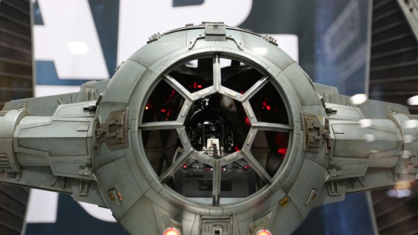tie-fighter-hot-toys-sideshow-picture (6)
