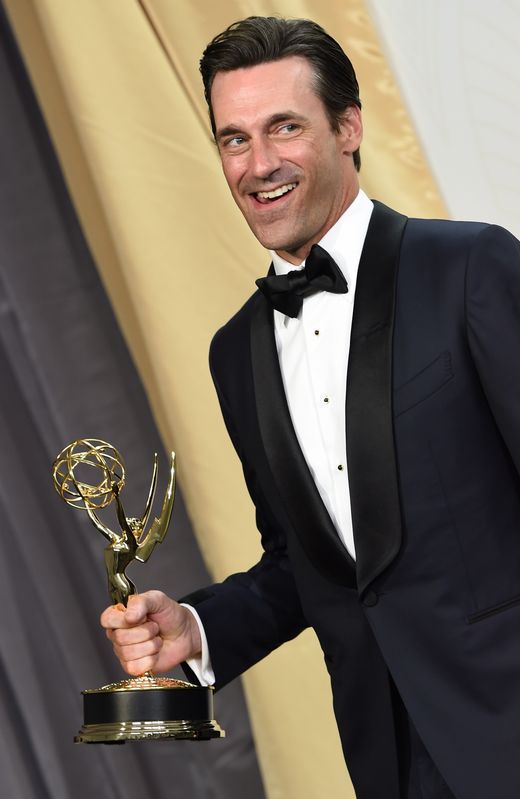 Jon Hamm posa con su Emmy a mejor actor